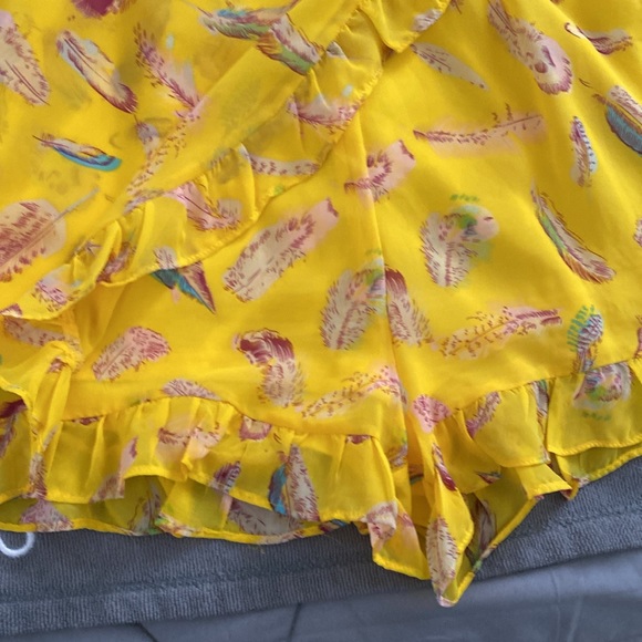 Feather pattern ruffle romper - Picture 3 of 12